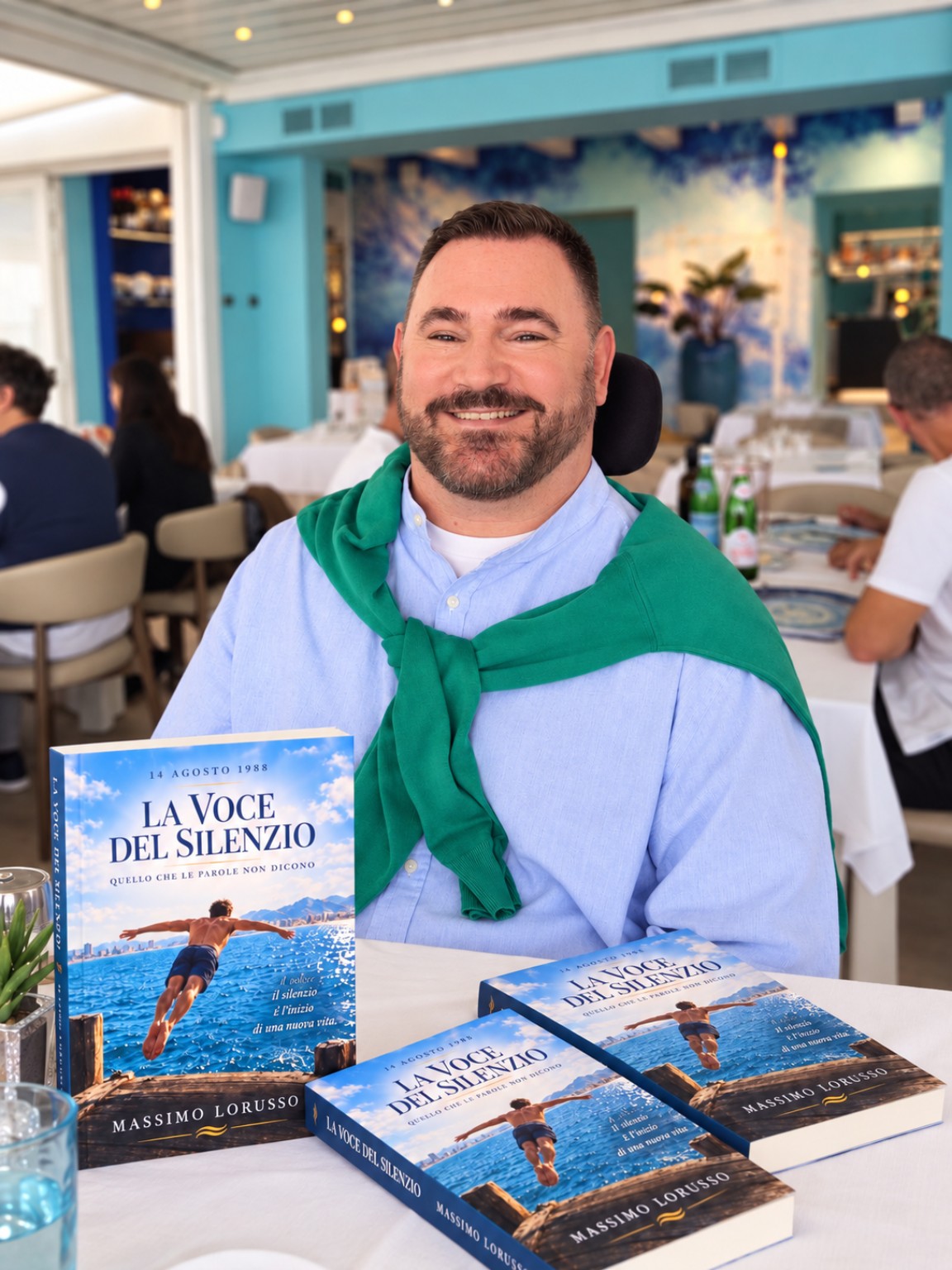 Massimo Lorusso con le copie del suo libro